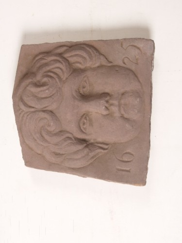 Reliëf met reliëfdecor van gezicht, en face, en opschrift 1625